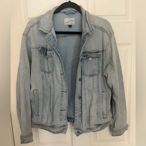 Light wash jean jacket. Excellent Used Condition.
